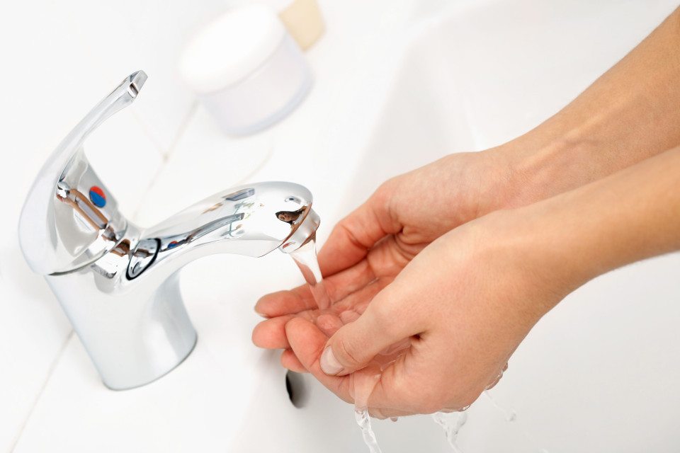 rửa tay thường xuyên để làm dịu da