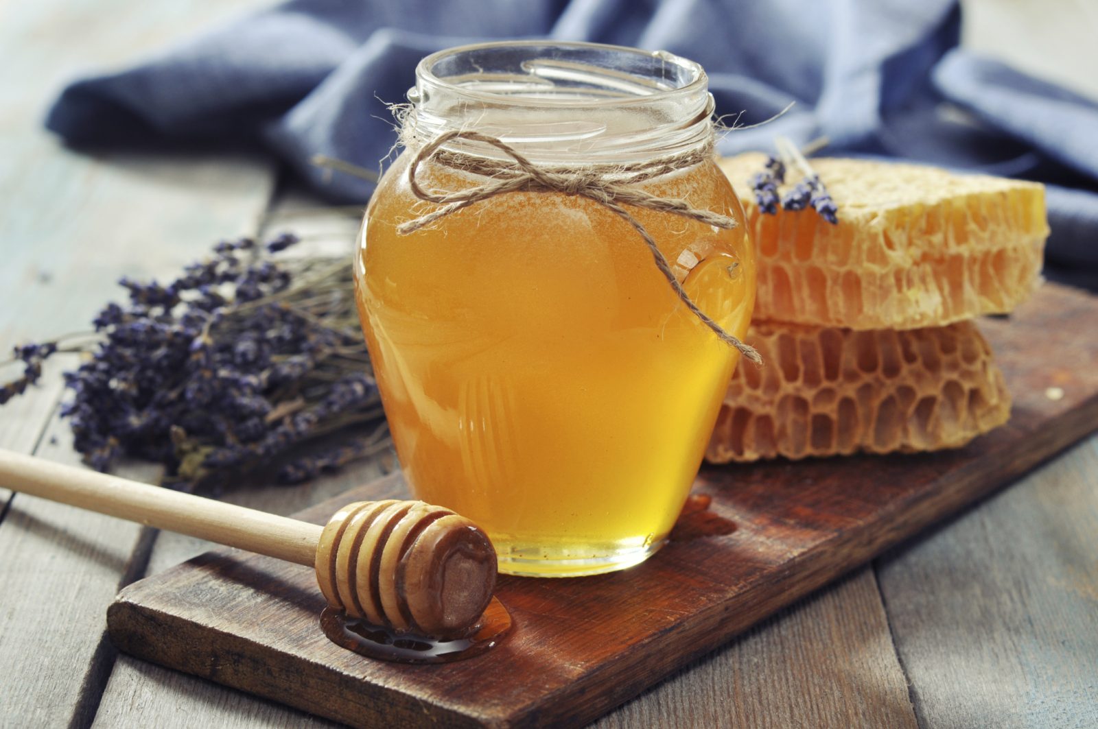 sử dụng mật ong để rửa mặt