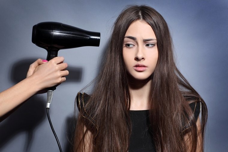 tránh sấy tóc khi chăm sóc tóc nhộm tự nhiên