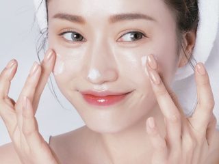 Đừng quên thêm kem dưỡng ẩm vào các bước chăm sóc da mặt đúng cách hằng ngày nhé