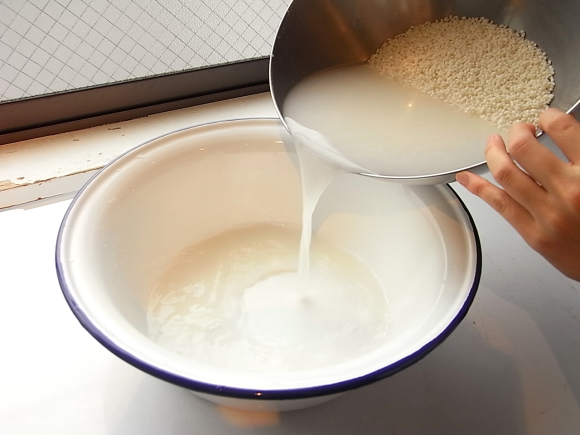 cách làm trắng răng tại nhà bằng nước vo gạo