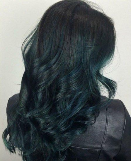 Tóc màu xanh rêu hợp với da nào