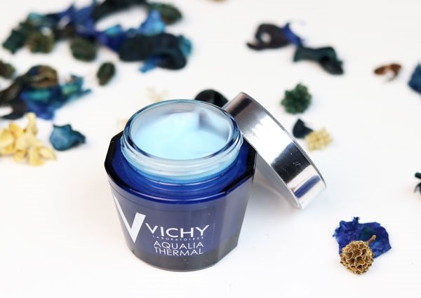 Vichy Aqua Thermal Sleeping Mask có màu xanh ngọc với cấu trúc cực mỏng và nhẹ