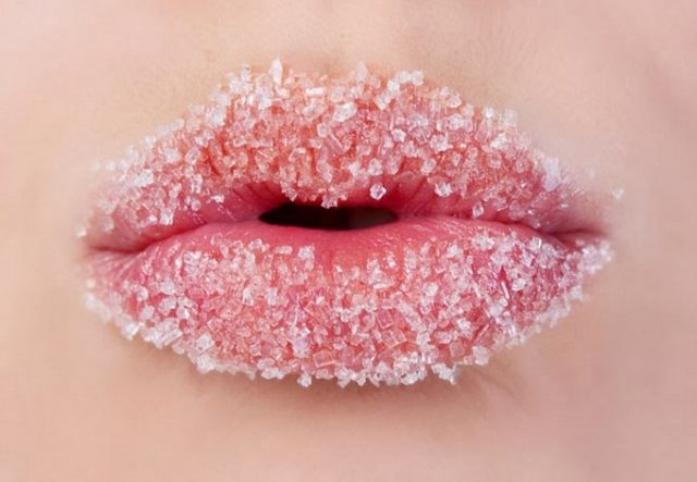 Review 6 sản phẩm tẩy tế bào chết môi tốt nhất – “bí kíp” cho đôi môi cherry căng mọng