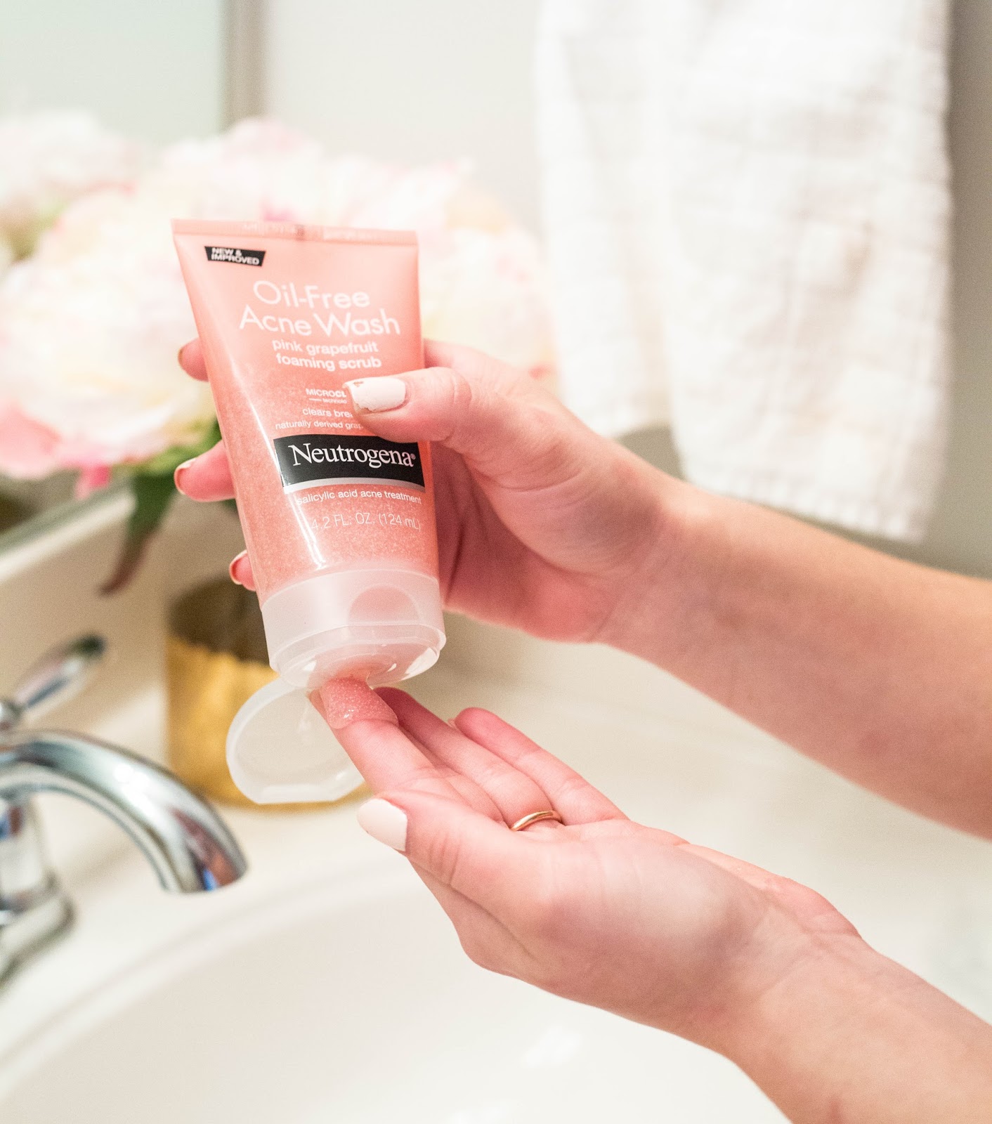 Neutrogena Oil-Free Acne Face Wash Pink Grapefruit Scrub sữa rửa mặt tốt kết hợp tẩy da chết