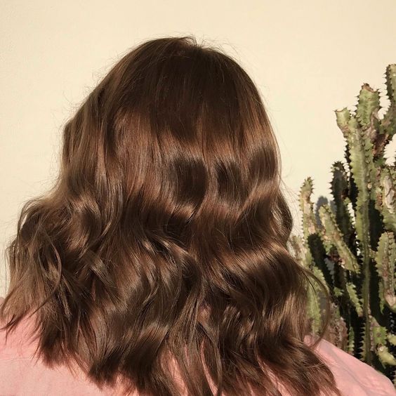 Why use a Natural Shade? Because that shine and glossiness you see in this picture wouldn't be there without it. ✨Hair Colour in 5 Light Brown.