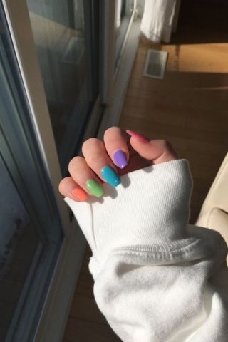 Thiết kế độc đáo Mẫu nail mỗi móng 1 màu Đẹp như tranh vẽ