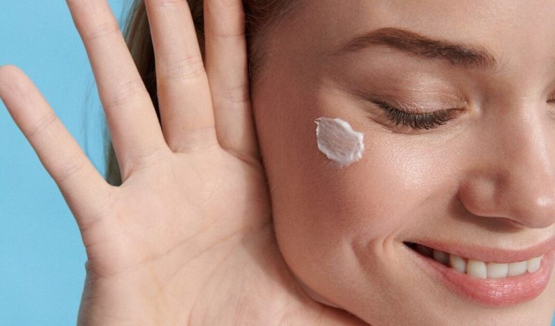 Da mặt khô: nguyên nhân & 7 cách trị da khô tróc vảy tại nhà hiệu quả