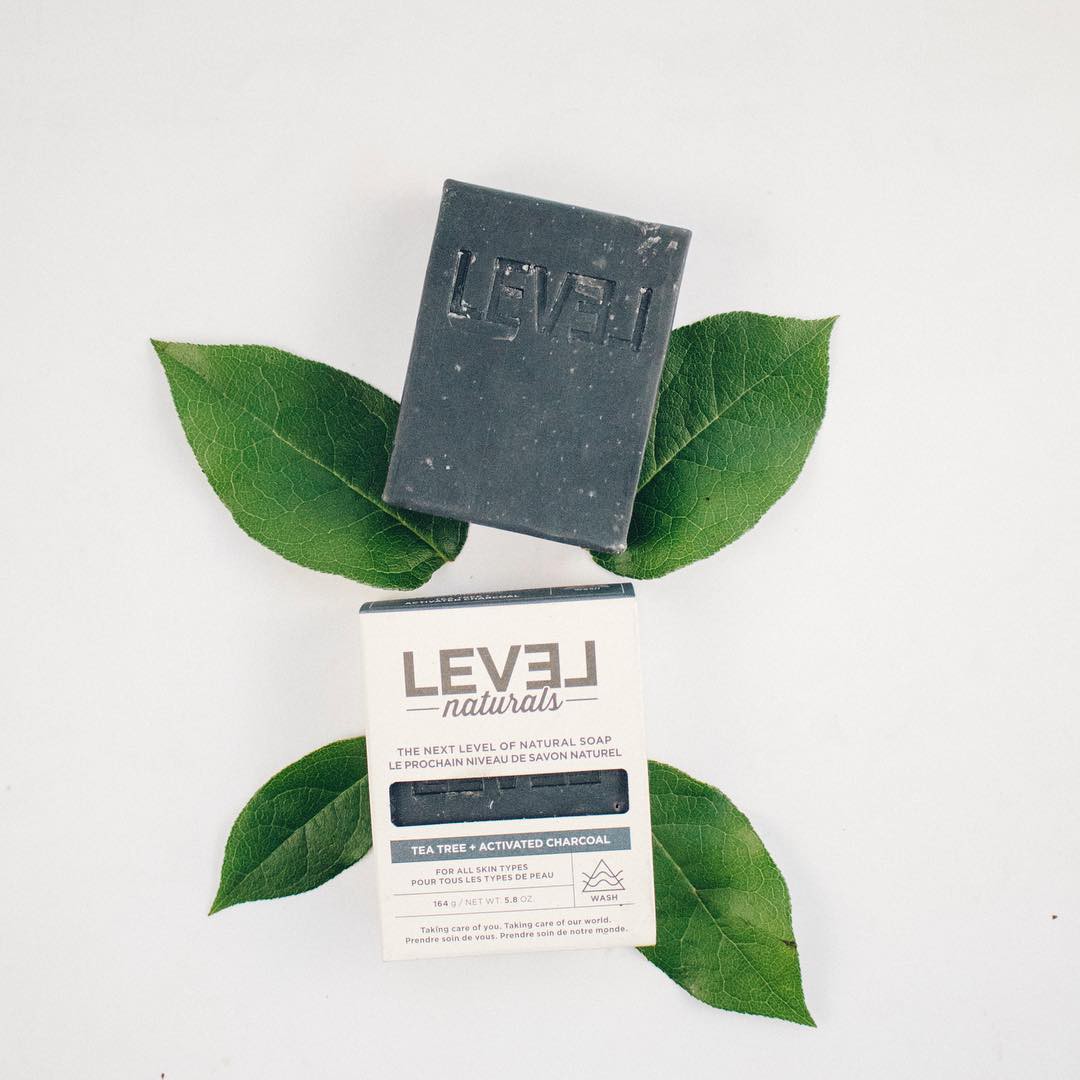 Xà phòng trị mụn lưng Level naturals tea tree + activated charcoal soap