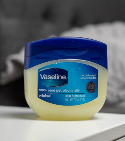 Cách làm son môi từ Vaseline
