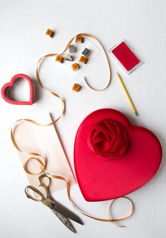 Nên mua quà gì tặng người yêu khiến nàng thích mê? Đây là 12 ý tưởng quà tặng bạn gái ý nghĩa nhất!