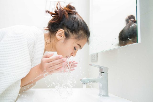 Double cleansing – phương pháp rửa mặt 2 bước cho da khô kiểu Nhật là gì?