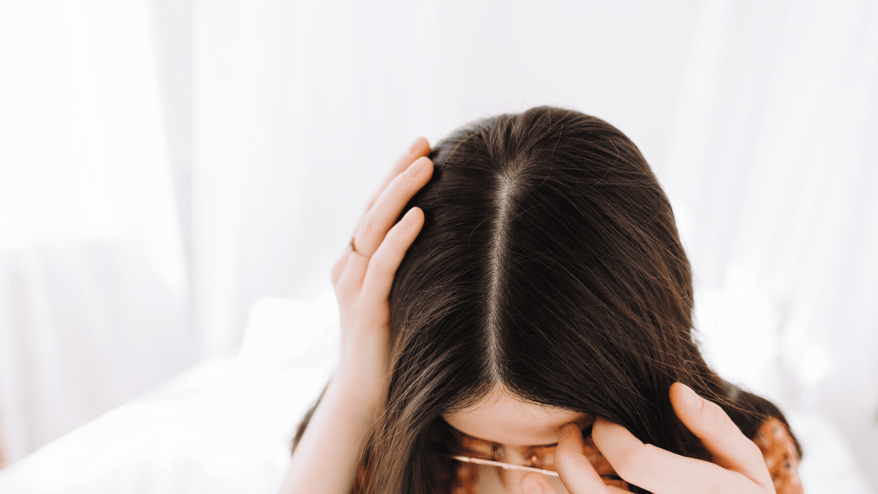 ⭐ Liệu tình trạng da đầu khô ngứa có khiến tóc rụng nhanh ?
