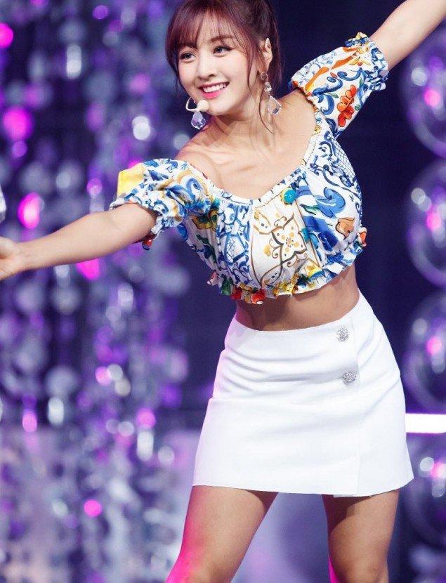 Jennie ở Hàn ăn mặc kín đáo, sang Mỹ diện váy body, tóc cam - 2sao
