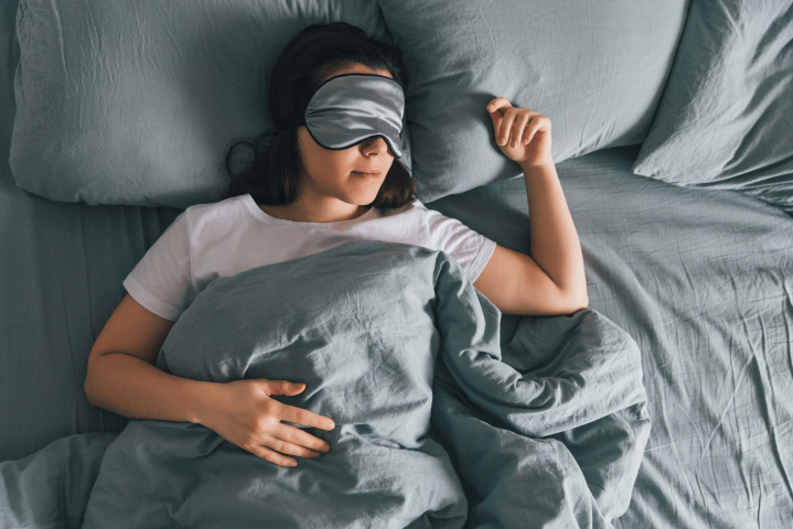 Ngủ đủ giấc là cách làm cho mắt hết thâm cấp tốc