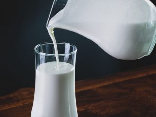 Uống sữa có thực sự gây mụn hay không?
