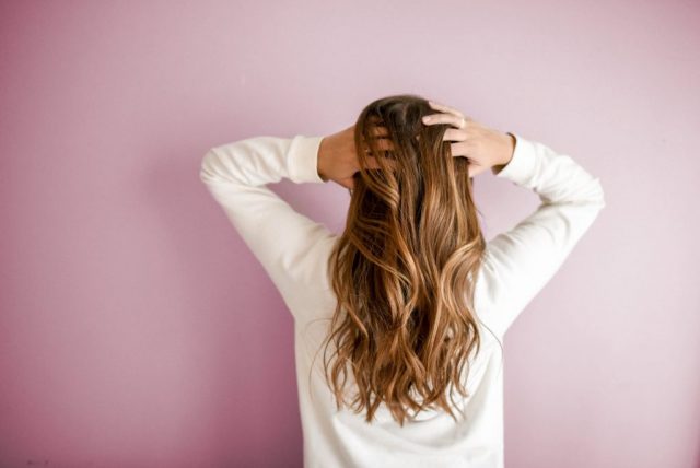 Tóc bết là gì? Nguyên nhân và cách làm tóc hết bết hiệu quả
