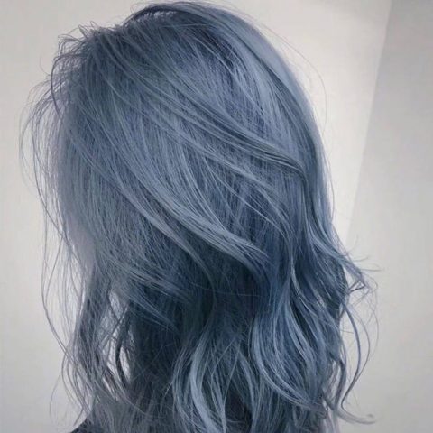 Nhuộm tóc màu xanh dương đẹp - Một lựa chọn hoàn hảo cho những người yêu thích màu xanh. Kiểu nhuộm tóc này sẽ làm toát lên vẻ đẹp tươi trẻ và năng động của bạn. Hãy xem những hình ảnh về nhuộm tóc màu xanh dương đẹp để tìm được phong cách của riêng mình.