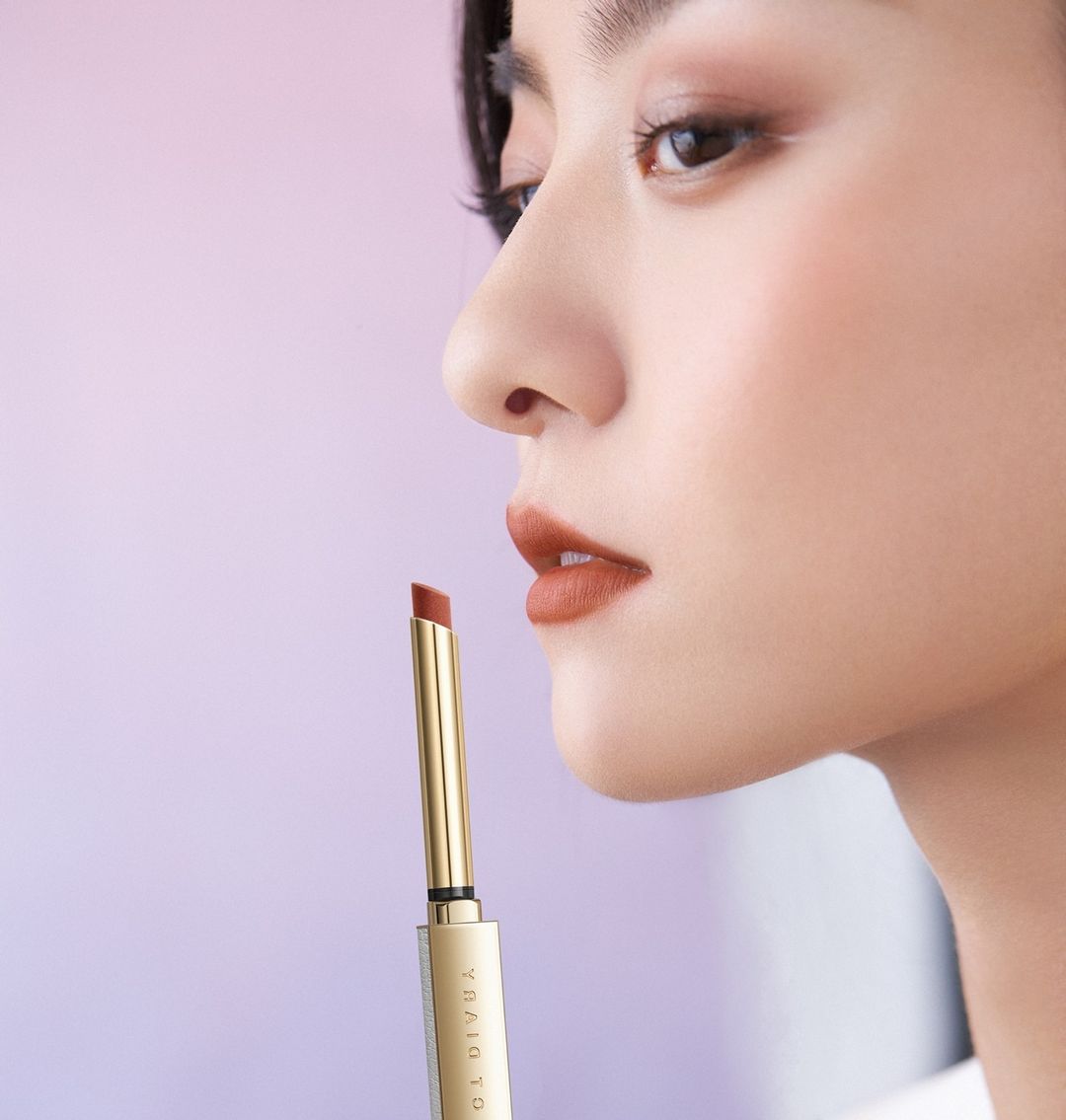 Perfect Diary Saturated Rouge Intense Velvet Slim Lipstick có thiết kế ấn tượng