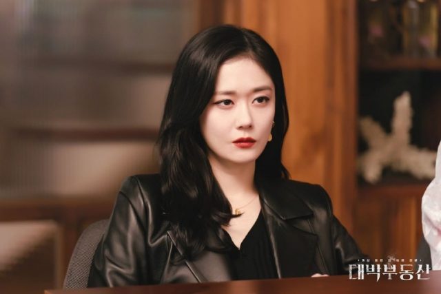 Jang Na Ra “chạm đỉnh” nhan sắc ở tuổi 40 trong phim Bất Động Sản Trừ Tà