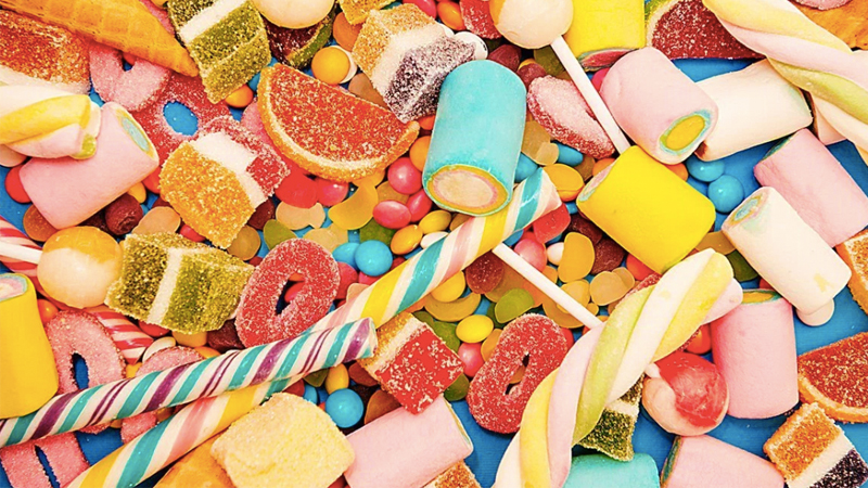 không nên ăn bánh kẹo ngọt đẻ giảm cân