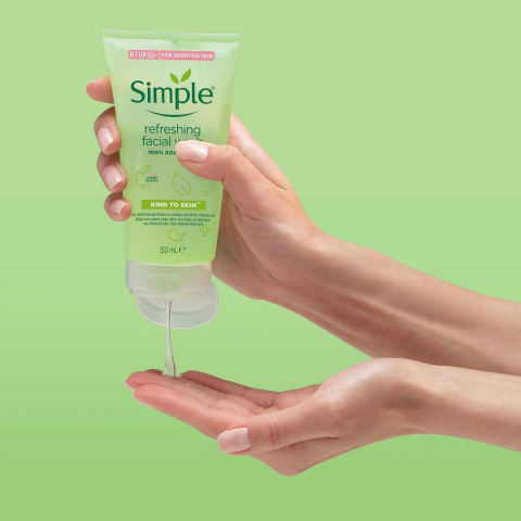 Sữa rửa mặt tốt nhất dạng gel Simple dịu nhẹ thích hợp cho cả da nhạy cảm 