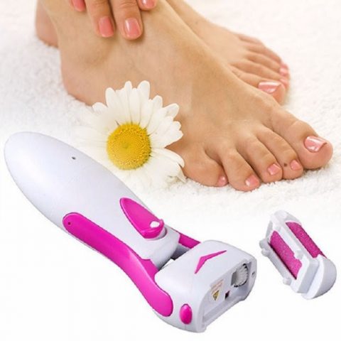 Cách trị gót chân nứt nẻ bằng cách chà gót chân bằng mày. Có nên dùng máy chà gót chân?