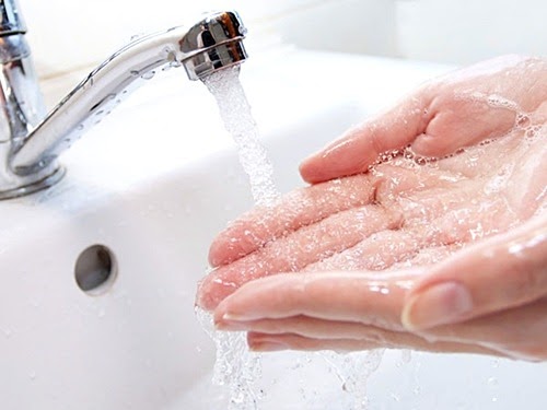 Bạn cần rửa tay sạch trước khi thực hiện các bước skincare sáng và tối