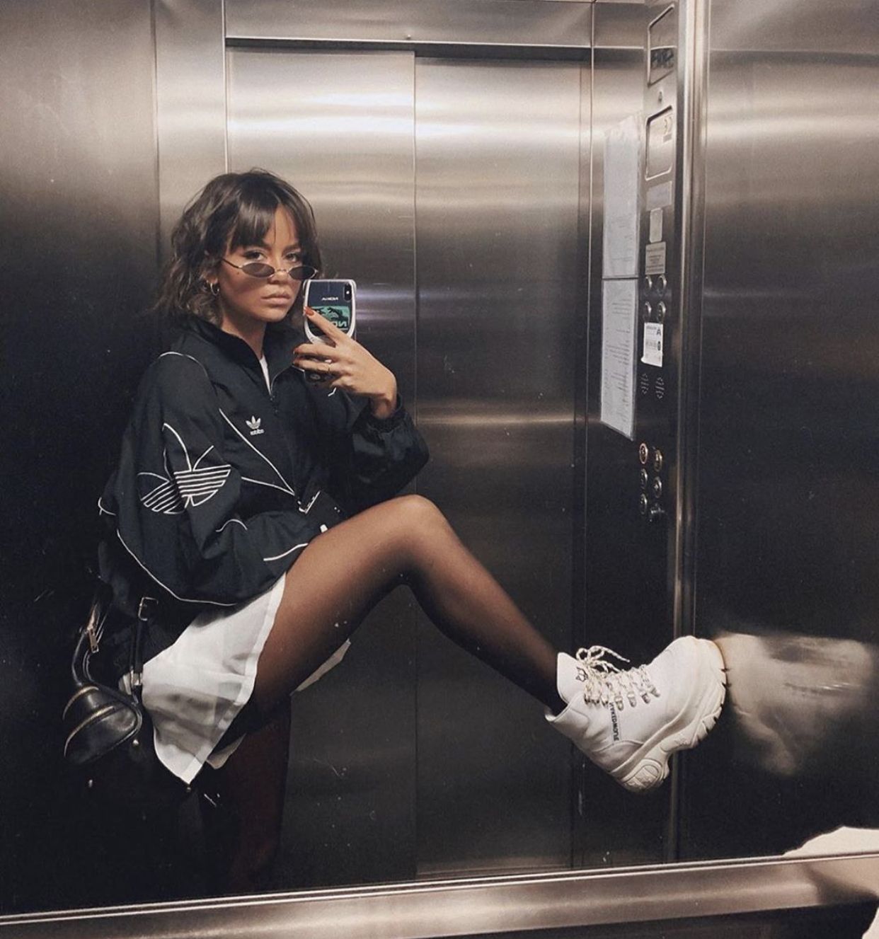 Chụp Ảnh Selfie phản chiếu trong thang máy