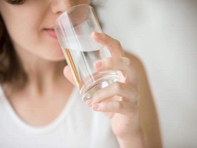 Ngăn ngừa hôi miệng bằng cách uống nhiều nước