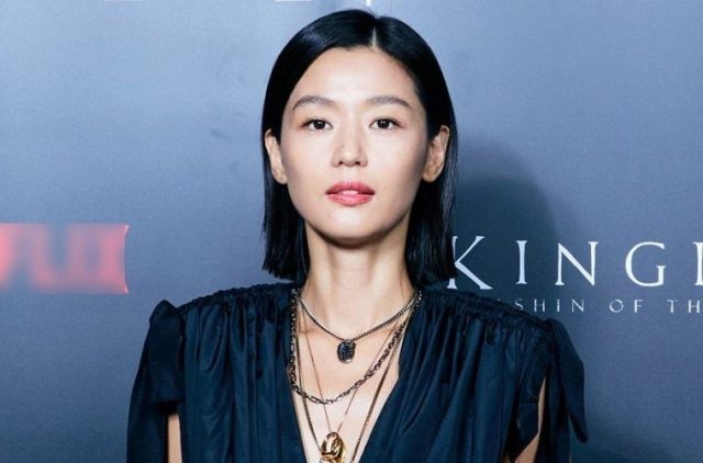 “Gây sốt” trước nhan sắc xinh đẹp của “Mợ chảnh” Jun Ji Hyun trong buổi ra mắt Phim Vương Triều Xác Sống