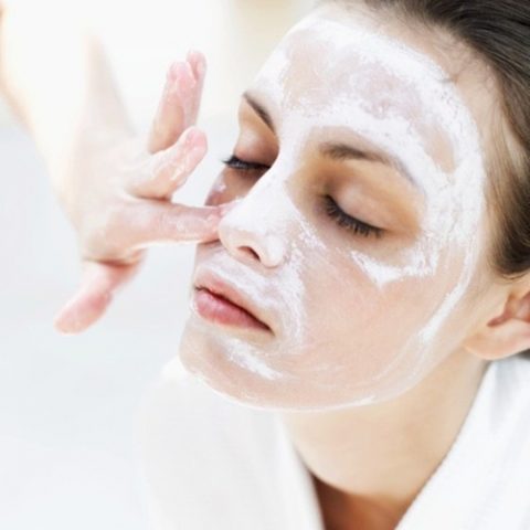 Luôn làm sạch da trước khi bôi kem dưỡng ẩm cho da nhạy cảm