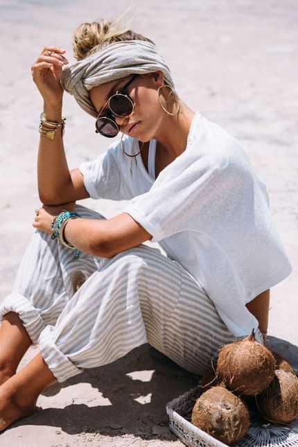 Here are 15 hippie outfits you NEED to copy! Striped pants are so in right now! #hippieoutfits #summerstyle #festivaloutfits