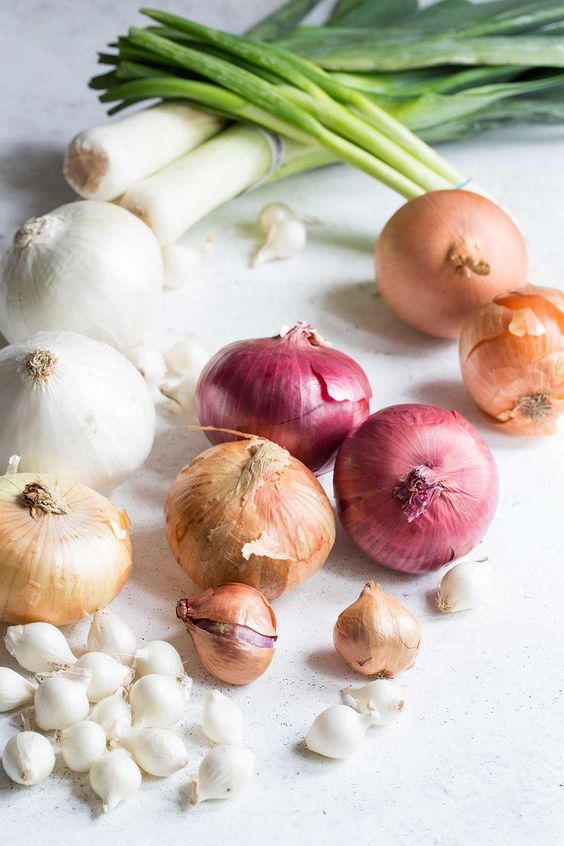 There’s a reason grocery stores offer so many different types of onions, and I’m here to demystify the differences between several common types of onions. #savorysimple #onions