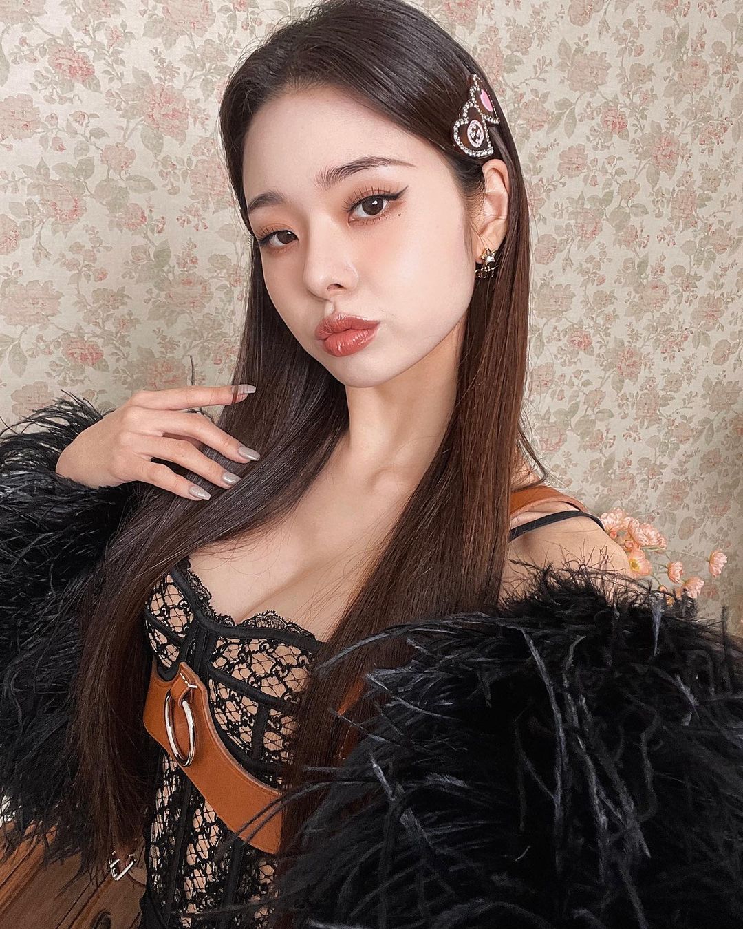 Makeup look gây sốt tại Single's Inferno chính là kiểu makeup ruột của Song Ji Ah 