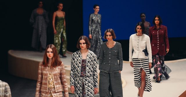 CHANEL Haute Couture Xuân Hè 2022 đã khuấy đảo làng thời trang như thế nào?