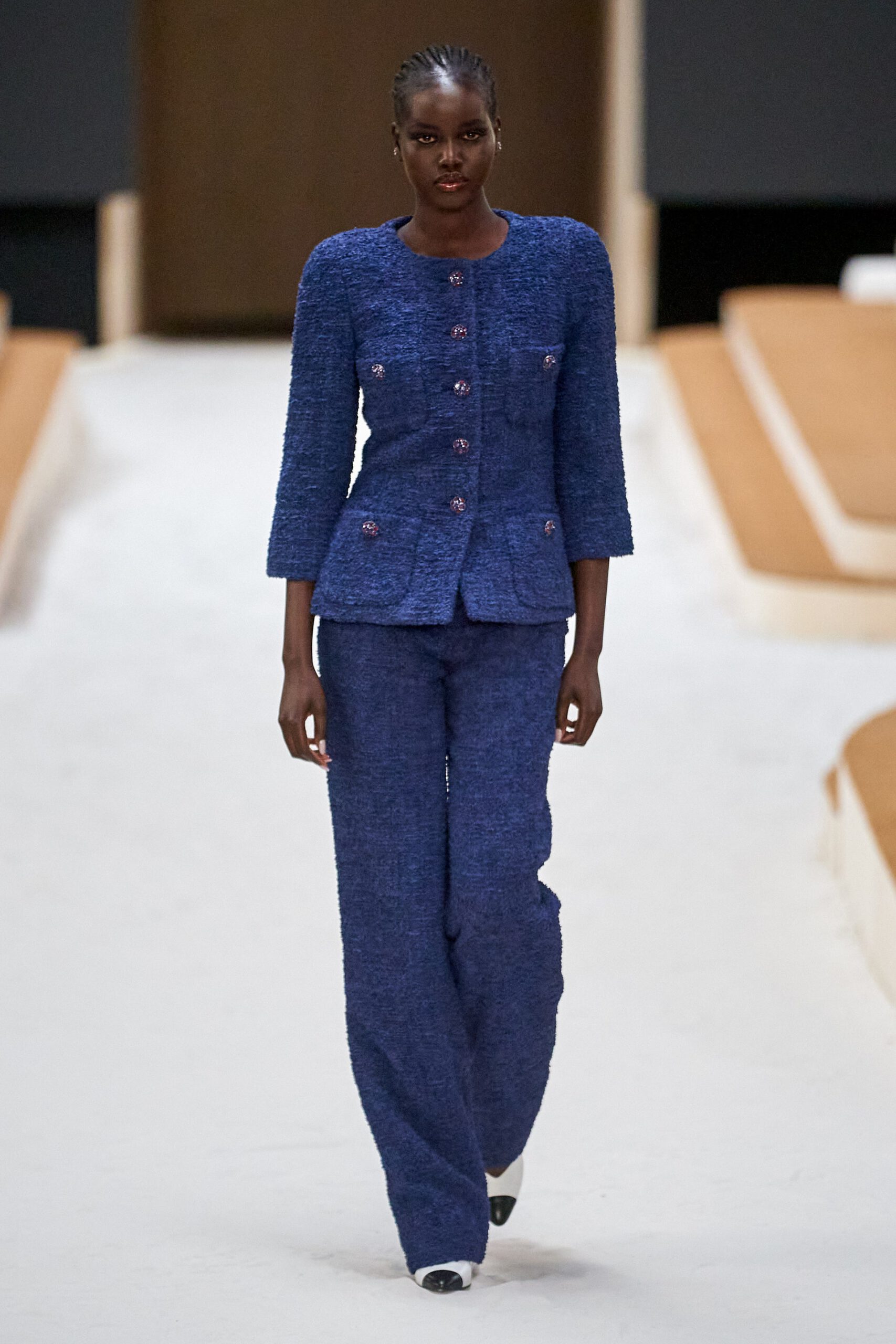 Chanel Haute Couture Xuân Hè 2022 - vẫn giữ nguyên chất liệu chủ đạo là tweed dạ