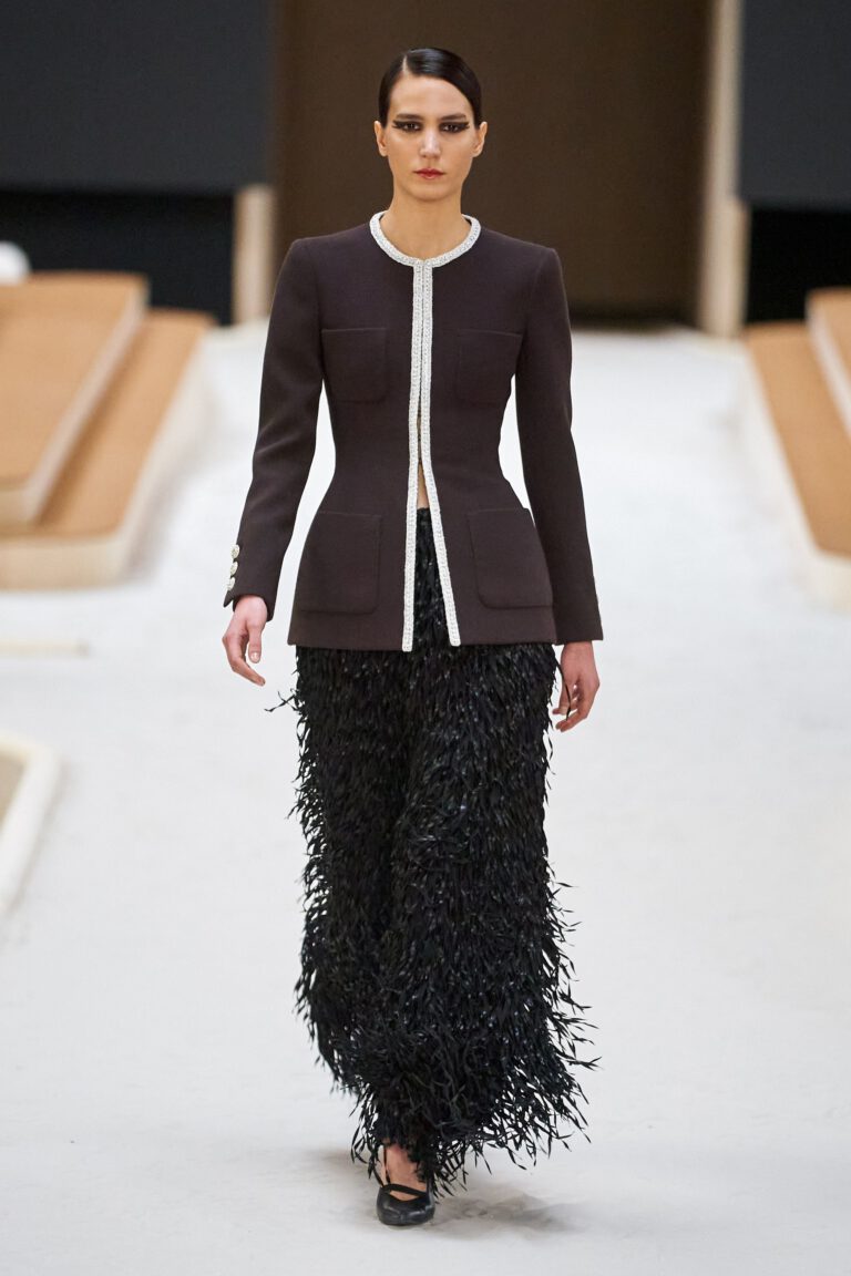 Chanel Haute Couture Xuân Hè 2022 - Tweed dạ mới mẹ với họa tiết tua rua
