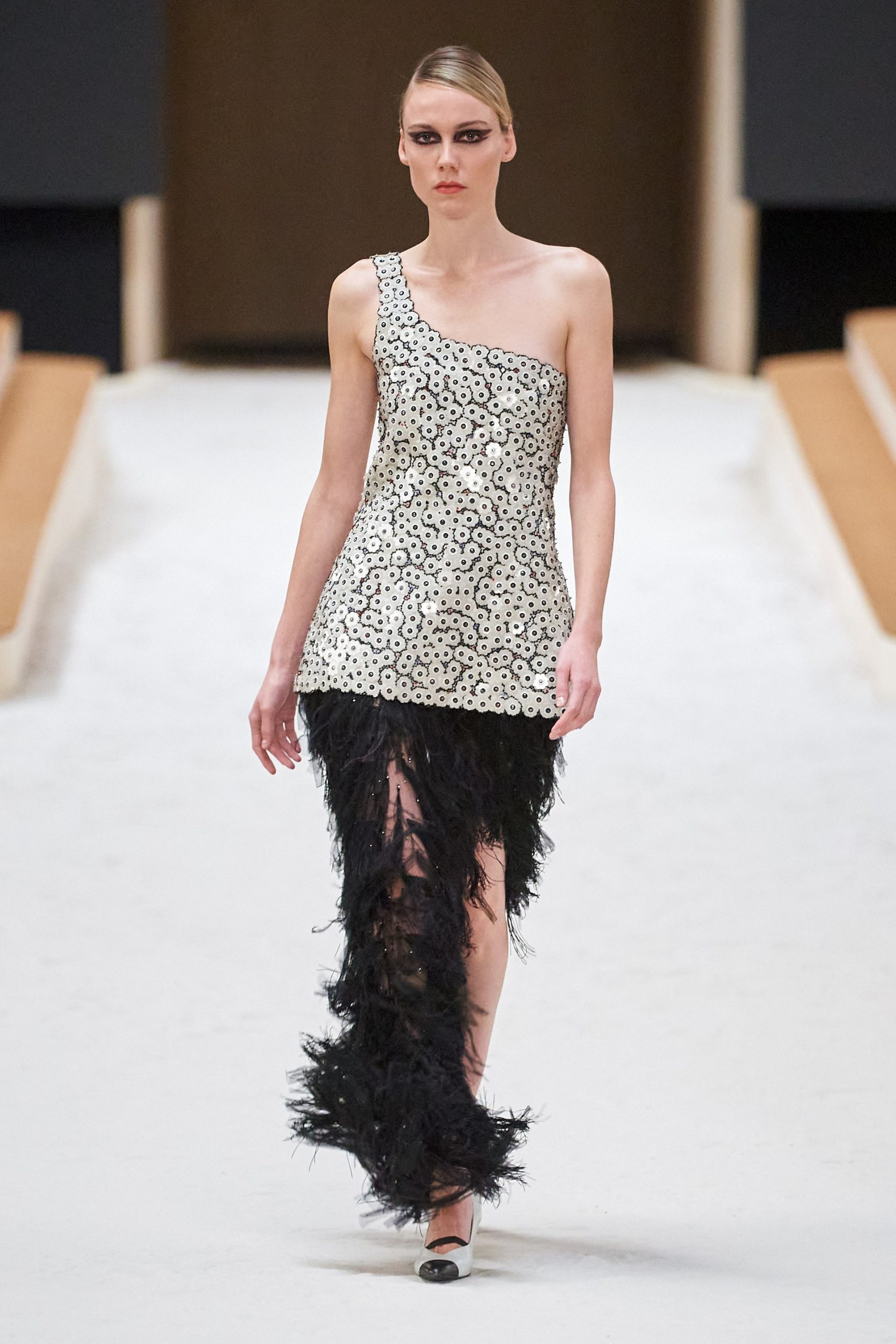 Chanel Haute Couture Xuân Hè 2022 - Tweed dạ lạ mắt với lông vũ