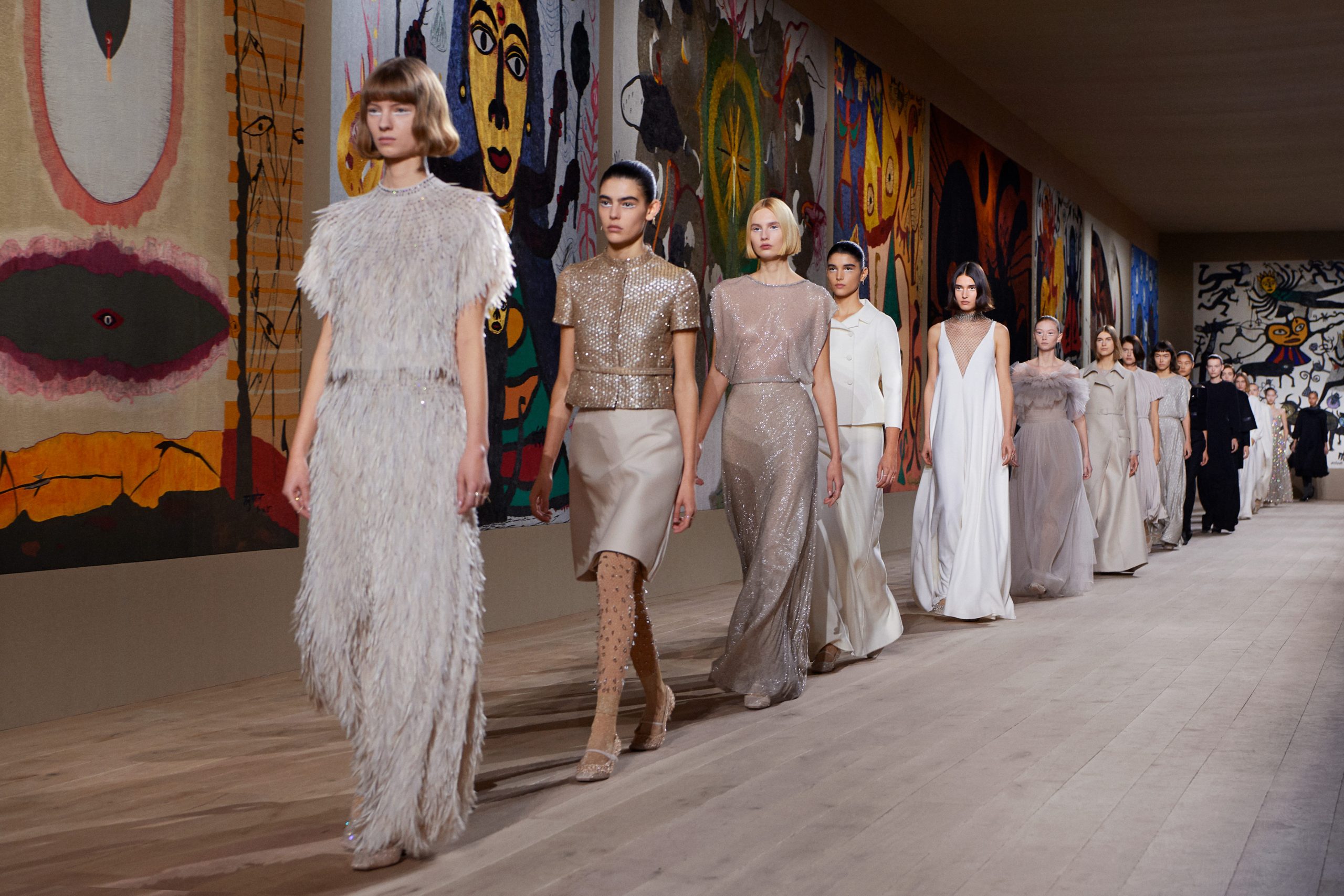 Dior “so kè” với Chanel trong Dior Haute Couture Xuân Hè 2022 