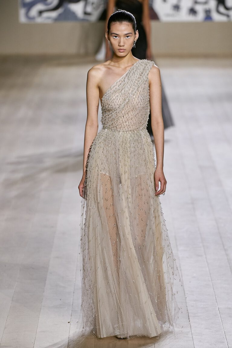 Dior Haute Couture Xuân Hè 2022 với những bộ váy đính nạm đá vô cùng tinh tế