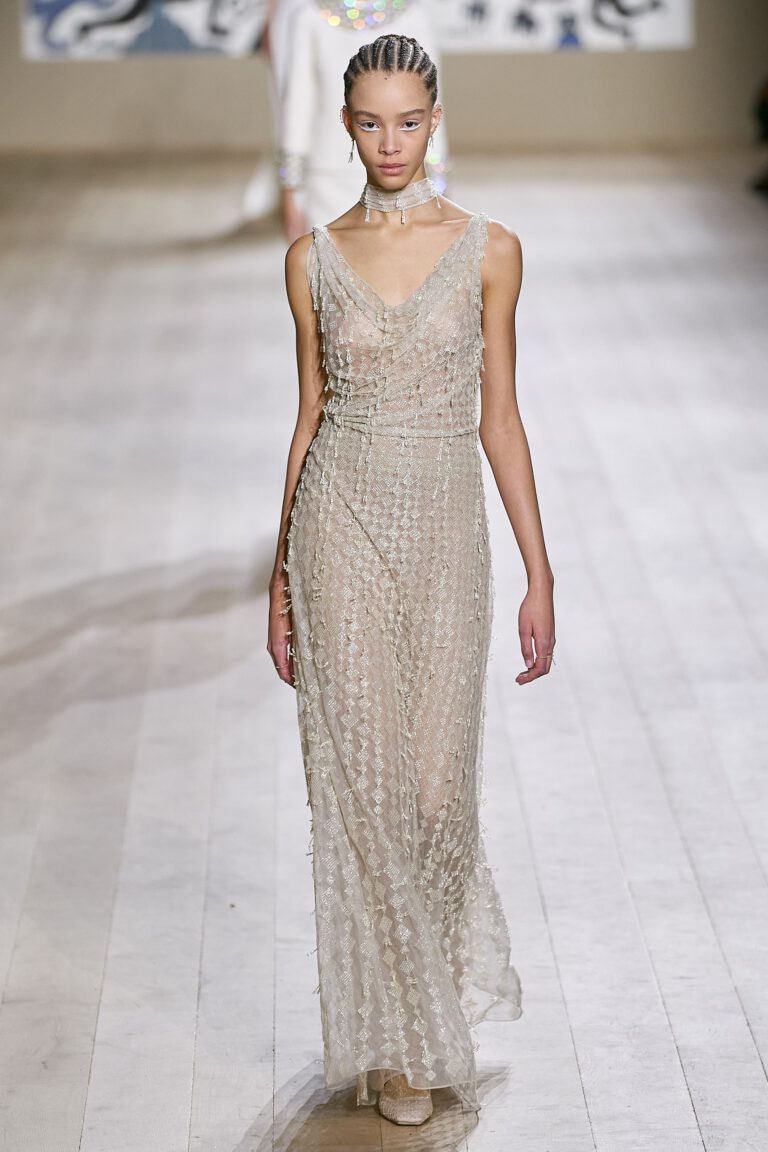 Dior Haute Couture Xuân Hè 2022 với những chiếc váy lung linh, lấp lánh