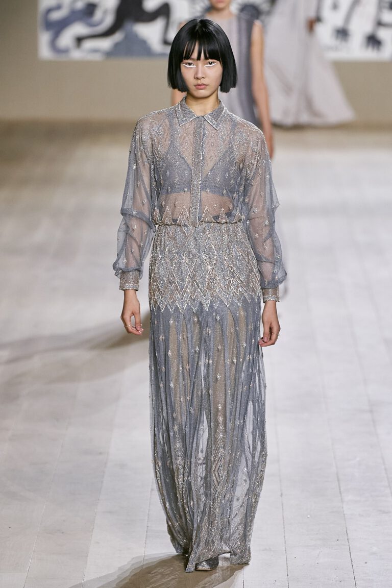 Dior Haute Couture Xuân Hè 2022 với những bộ váy được nạm đá tinh xảo
