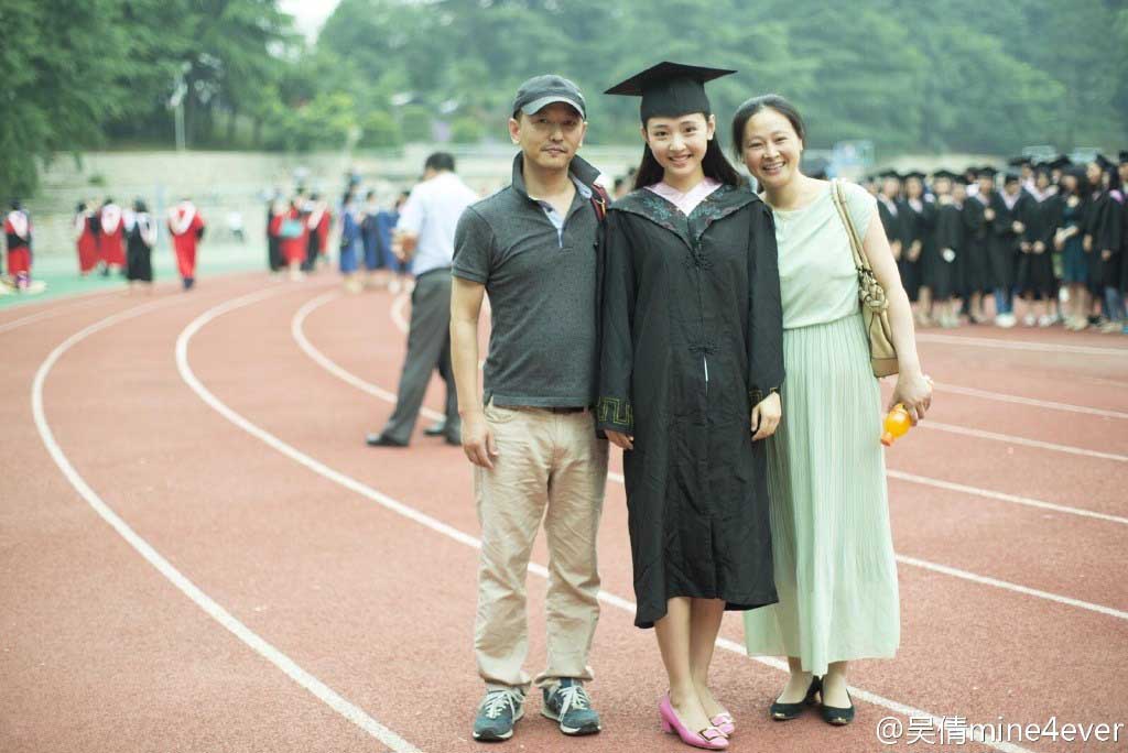 Ngô Thiến chụp ảnh tốt nghiệp cùng bố mẹ