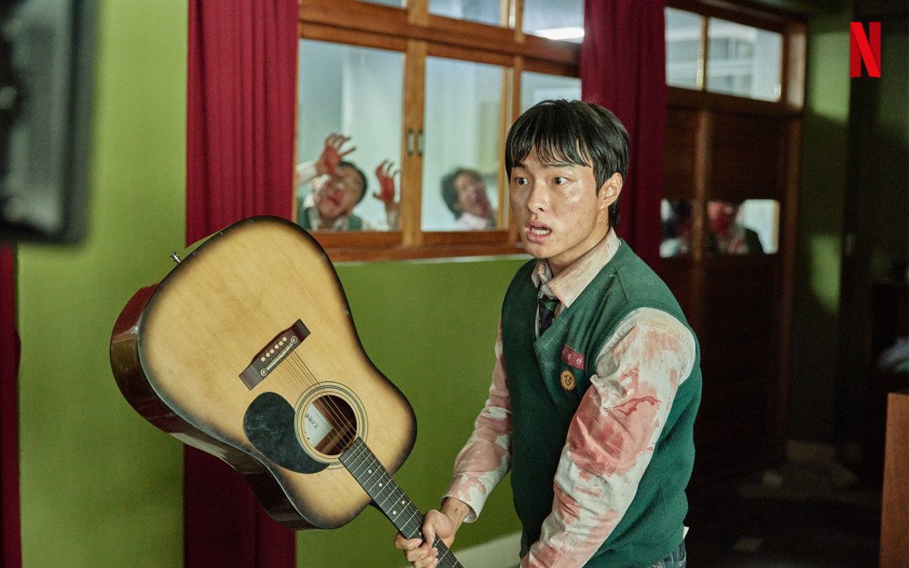 Yoon Chan Young ( Lee Cheong San) hóa thân thánh cứu nguy xuyên suốt series All of us are dead