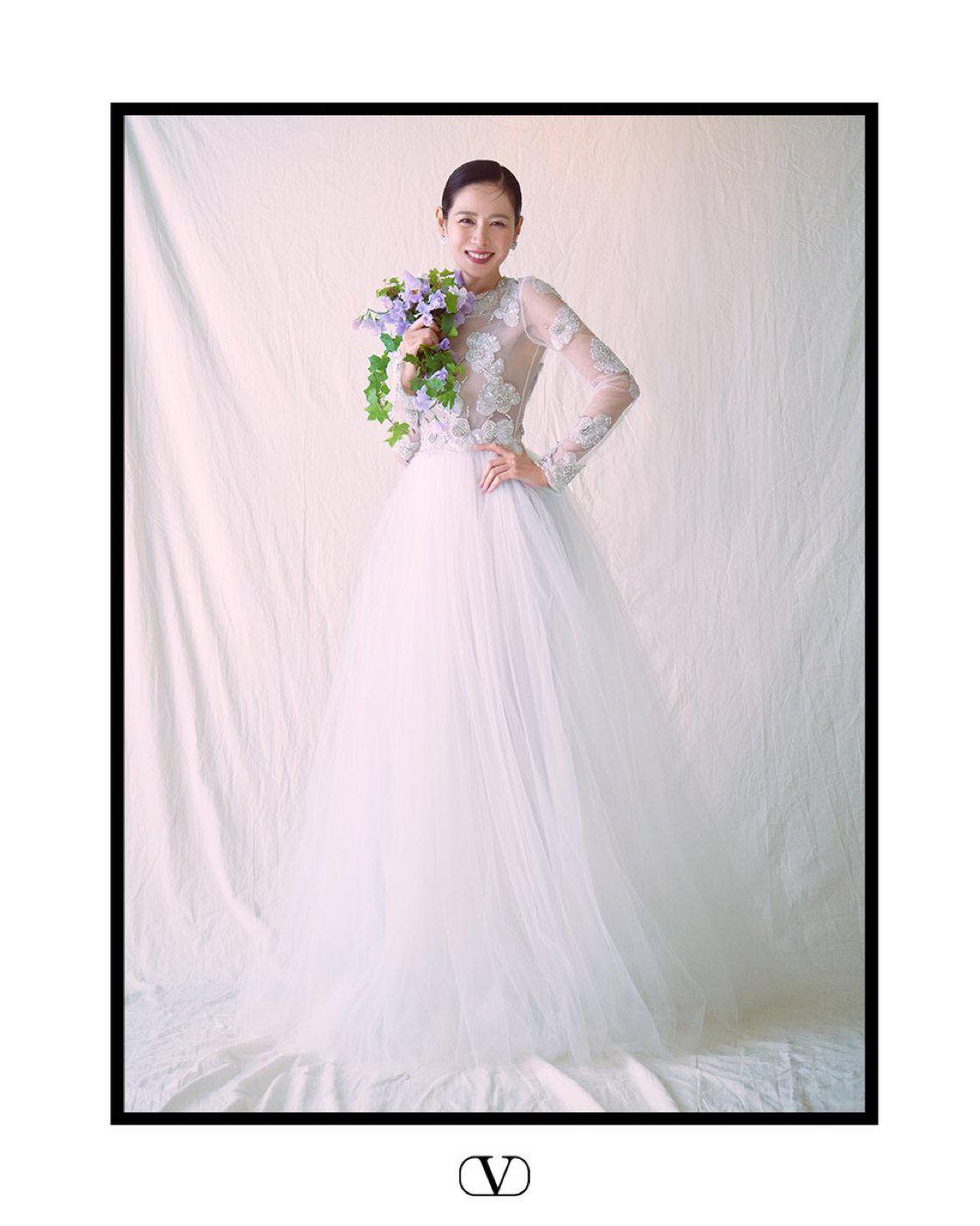 chiếc váy của Son Ye Jin vải tuyn, có phần thân trên được thêu hoa từ bộ sưu tập của Pierpaolo Piccioli, Valentino Pre-Fall 2022.