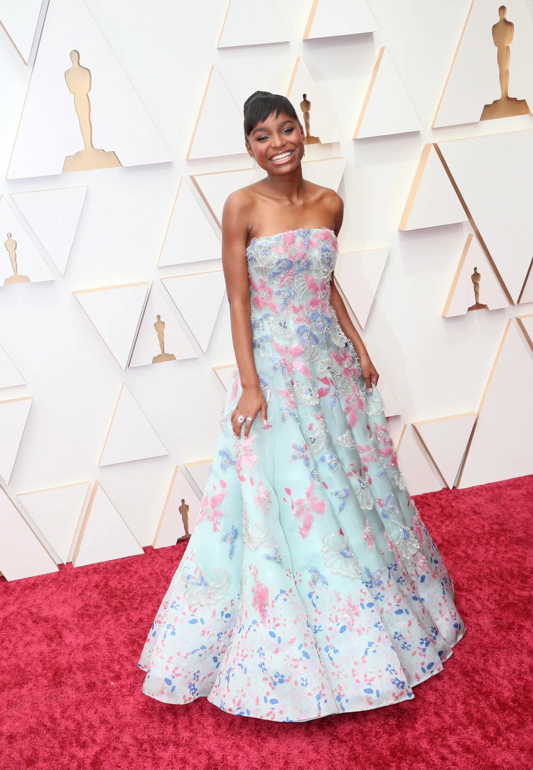 Saniyya Sidney Dons nữ tính trong một chiếc váy hoa rẻ quạt xanh nhạt trong Oscar 2022