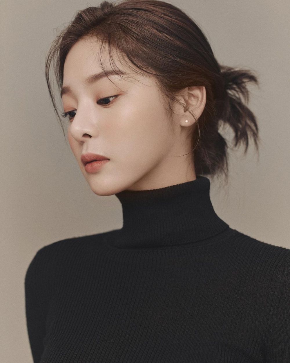 Cô tiểu thư nhà giàu Jin Young Seo (Seol In Ah) xinh đẹp trong Hẹn hò chốn công sở