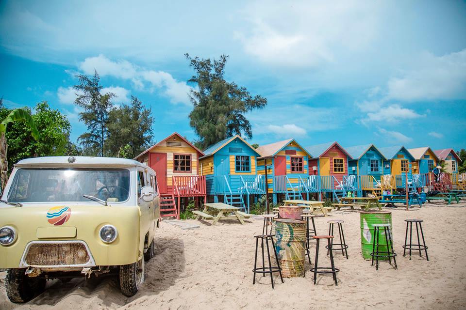 khu cắm trại glamping Coco Beach với nhiều màu sắc khác nahu
