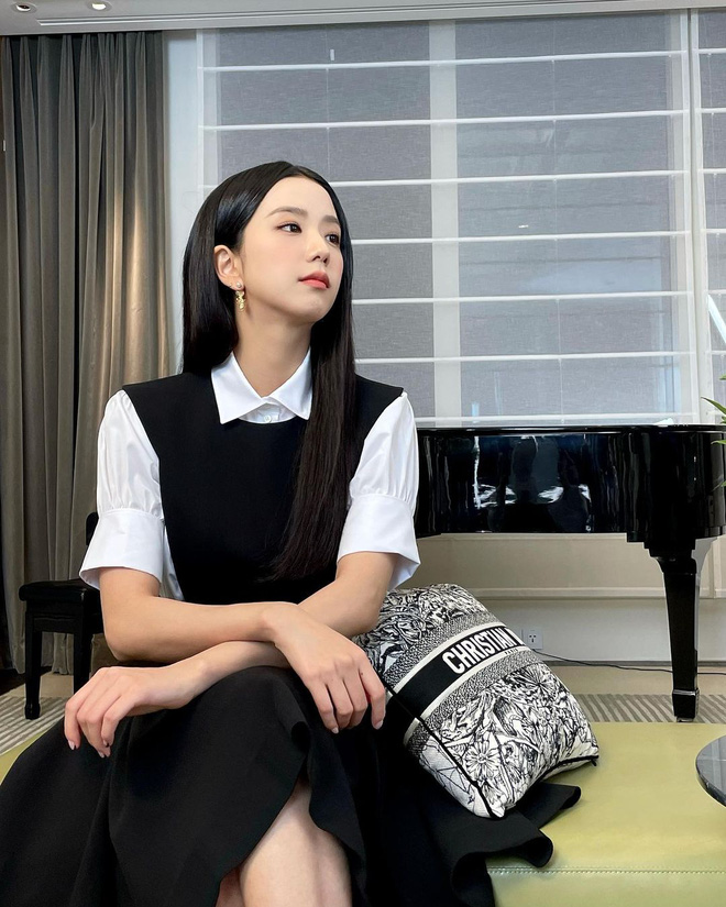 Bản phối áo sơ mi trắng cùng váy cộc đen trong outfit thứ hai cũng đã giúp Jisoo bật sáng như một cô tiểu thư kiêu kỳ